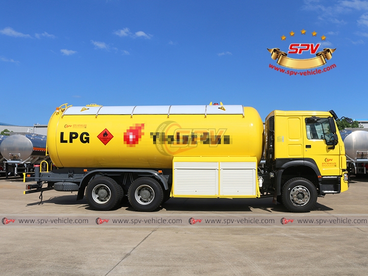 LPG Tanker Sinotruk (25,000 Litres) - Right Side View